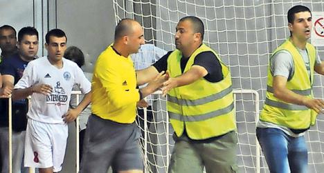 sudija-sasa-stefanovic-futsal-udario-golmana-marbo.jpg