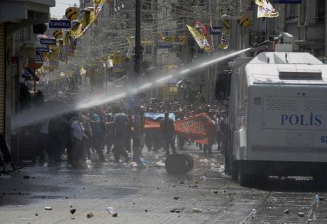 istanbul-turska-protest-suzavac-vodeni-top-seca.jpg