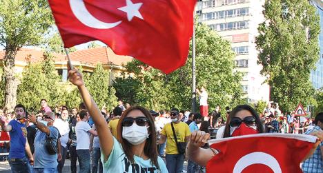 turska-demonstracije-dvoje-nastradalo.jpg