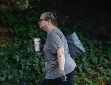 Bridžet Fonda u sivoj majici na ulici