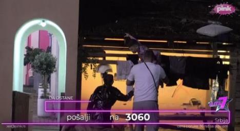 20231104-10-59-17pink.rs---nije-mu-lako-uros-resio-da-pobegne-iz-elite-pa-se-popeo-na-krov-ekon.jpg