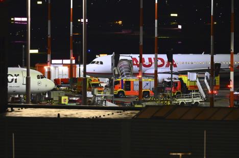 hamburg-airport01-ap-jonas-walzberg.jpg