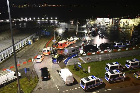 hamburg-airport02-ap-jonas-walzberg.jpg