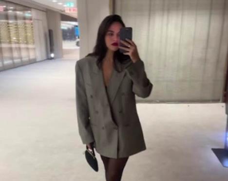 Maša Memedović u sivom sakou pravi selfi