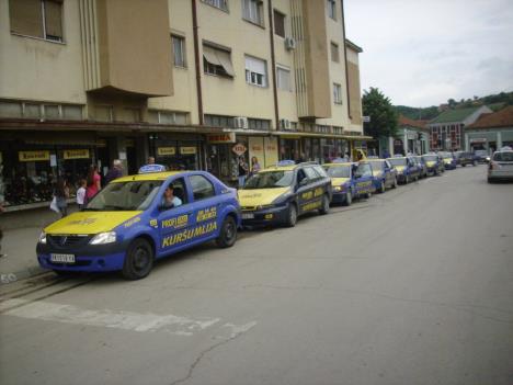 kursumlija-protestna-voznja-taksista.traze-parking.jpg