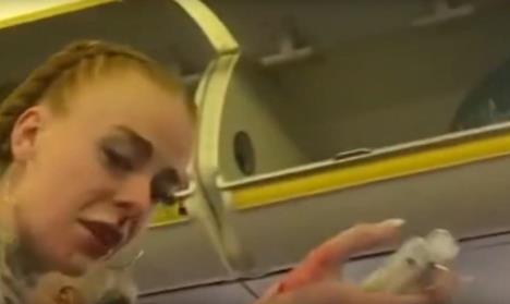 20231129-15-26-35two-female-passengers-fought-causing-chaos-on-ryanair-flight--youtube--mozilla.jpg