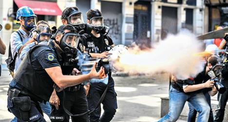 istanbul-protesti-bulent-arinc-sila-napad.jpg