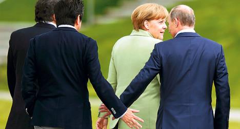 vladimir-putin-angela-merkel-zadnjica.jpg