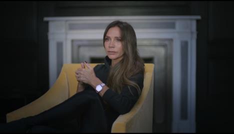 Viktorija Bekam sedi u fotelji ispred kamina