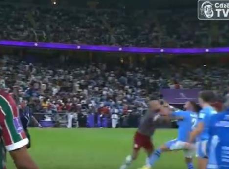 20231222-22-08-28goalazo.9-on-x---felipe-melo-and-kyle-walker-fight--mancity--clubworldcup2023-.jpg