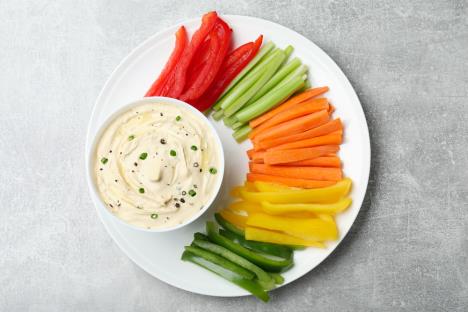 humus-sa-povrcem-shutterstock-1997830256.jpg