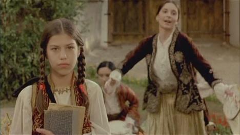 Jana Milosavljević kao mala Zona u filmu Zona Zamfirova