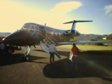 Džefri Epstajn i Nađa Marcinkova kraj aviona