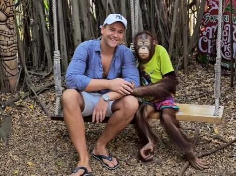 Luka Raco sedi sa majmunom na ljuljašci