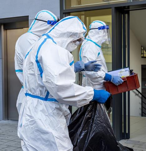 Lekari u zaštitnim odelima zbog epidemije