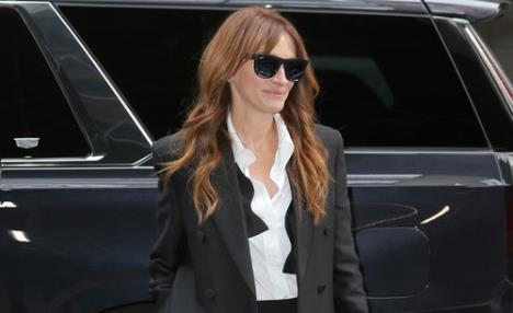 Džulija Roberts u crnom sakou, beloj košulji i sunačanim naočarima stoji kraj kola