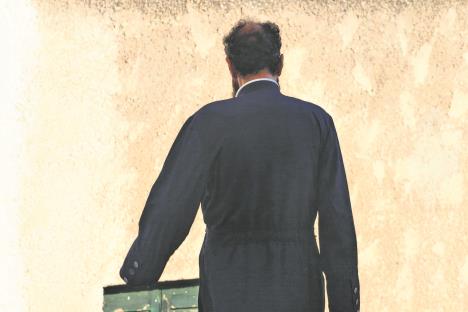 Monah okrenut leđima