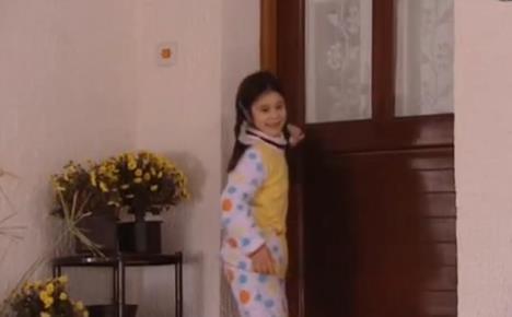 Ksenija Repić kao Milica u seriji Selo gori, a baba se češlja