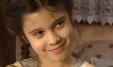 Ksenija Repić kao Milica u seriji Selo gori, a baba se češlja