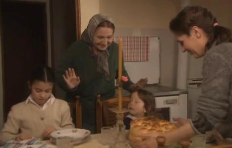 Ksenija Repić kao Milica u seriji Selo gori, a baba se češlja