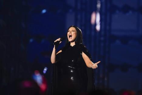 laura-pausini-ap-jose-breton.jpg