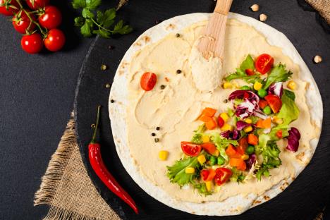 burito-humus-sa-povrcem-shutterstock-677981842.jpg