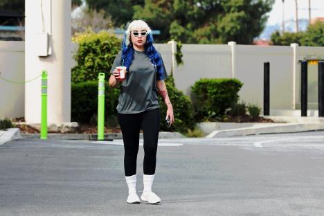 Amanda Bajns u sivoj majici i helankama sa nebo plavom kosom