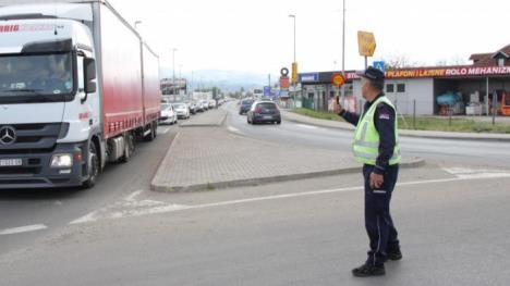 Saobraćajac zaustavlja automobil