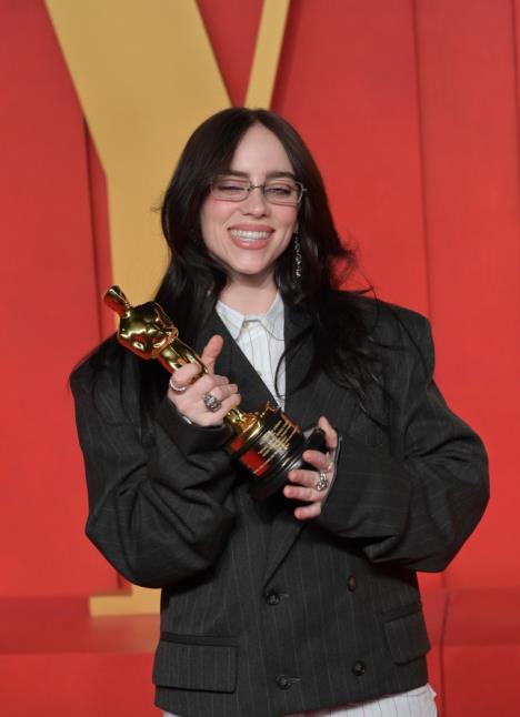 Bili Ajliš sa Oskarom u ruci