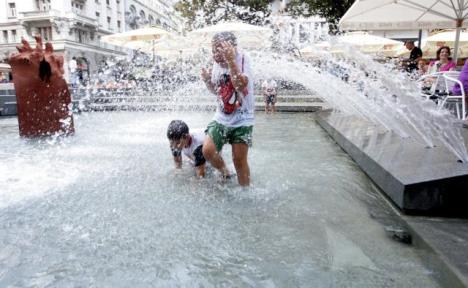 vrucina-tanjug-leto-rashladjivanje-kupanje-fontana.jpg