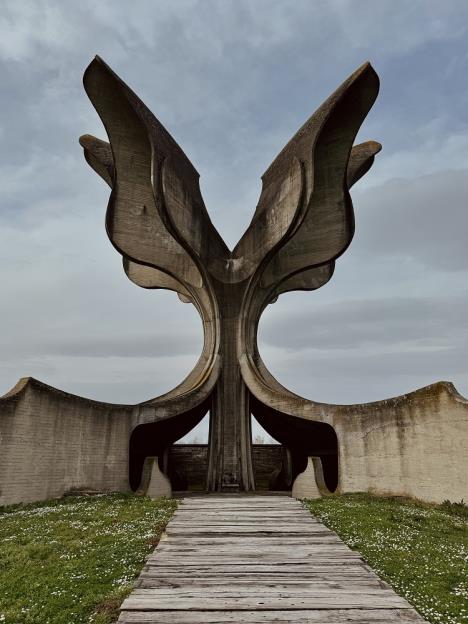Spomenik na mestu nekadašnjeg logora Jasenovac gde je pobijeno više stotina hiljada Srba