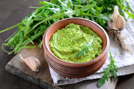 pesto-od-rukole-shutterstock-379636120.jpg