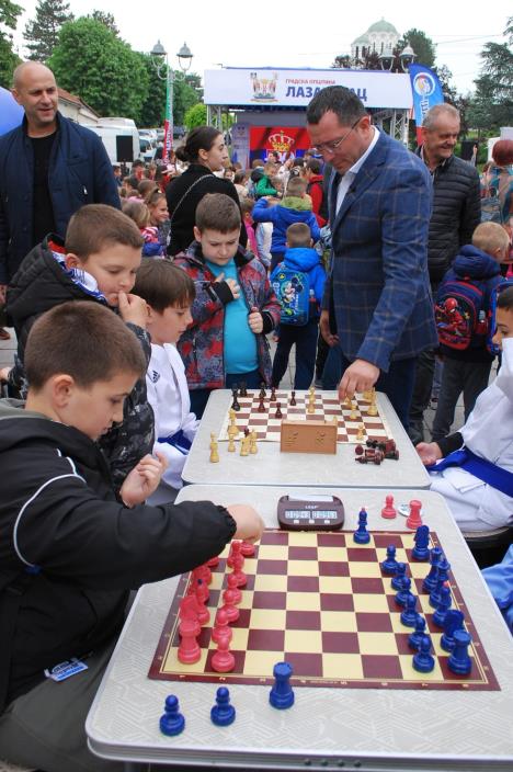 sajam-sporta-lazarevac--predsednik-opstine-stevic-sa-sahistima-skolarcima-foto-ssab.jpg