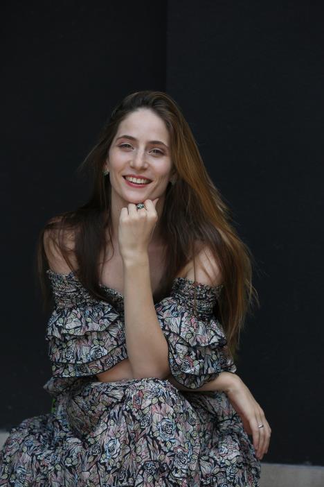 Marija Bergam pozira u cvetnoj haljini