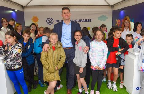 zdravko-maric-predsednik-sportskih-igara-mladih-sa-ucesnicima-sima.jpg