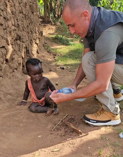 Marko Nikolić daje vodu detetu u Africi