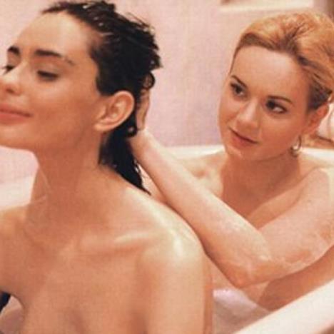 Ksenija Pajić i Dragana Mrkić u filmu Oficir s ružom