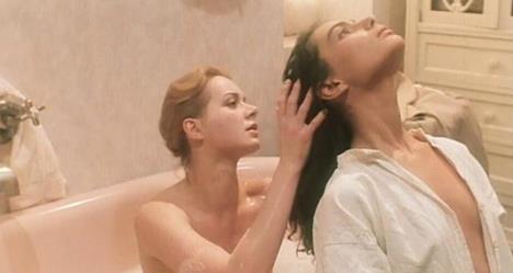 Ksenija Pajić i Dragana Mrkić u filmu Oficir s ružom