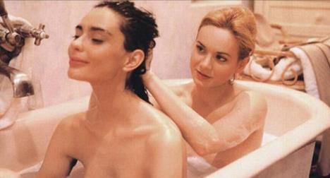 Ksenija Pajić i Dragana Mrkić u filmu Oficir s ružom