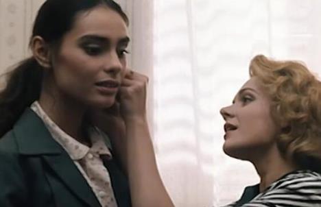 Ksenija Pajić i Dragana Mrkić u filmu Oficir s ružom