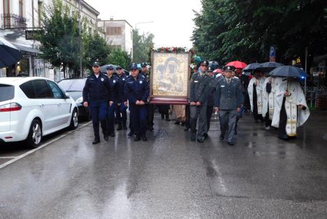 loznica--spasovdanska-litija-jaca-od-kise.jpg