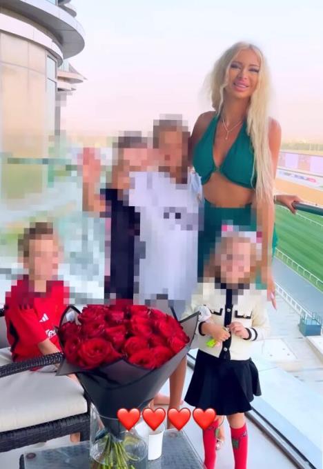 Milica Polskaja sa svoje četvoro dece, a nedavno je rodila i još jednu ćerku