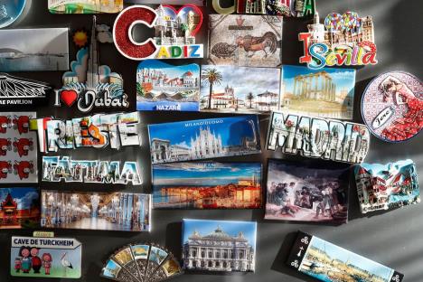 Magneti okačeni na vrata sivog frižidera