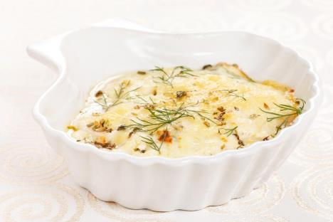 Piletina u belom sosu u posudi