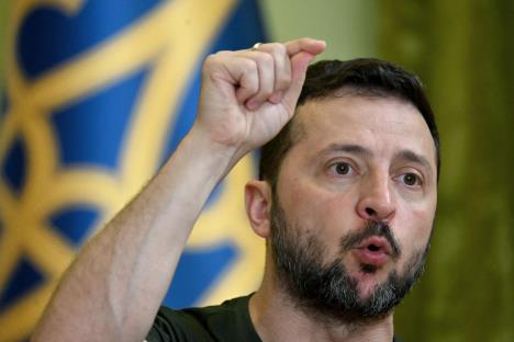 Volodimir Zelenski u krupnom planu s podignutom rukom