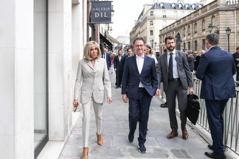 Brižit Makron u belom kompletu