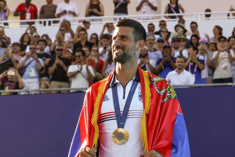 novak-djokovic-olimpijada-pariz-medalja-zlato-srpska-zastava-ajfelov-toranj-foto-dado-djilas.jpg