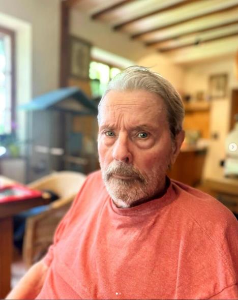 Alen Delon u crvenoj majici