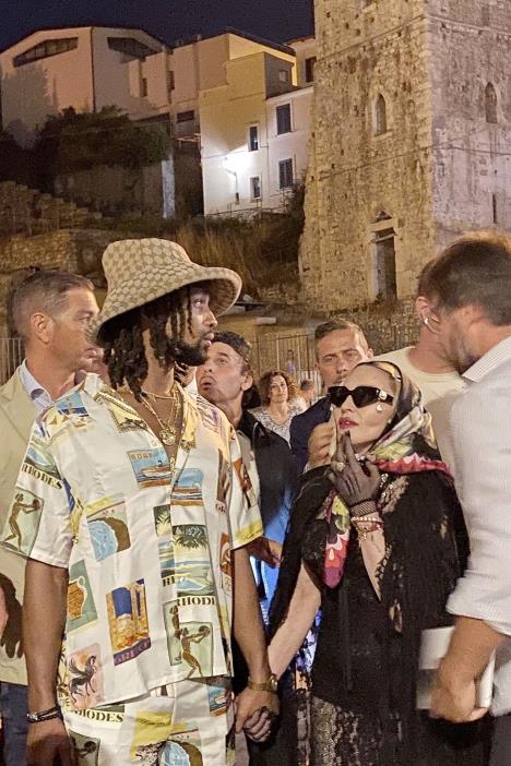 Madona u šetnji sa 29-godišnjim partnerom Akemom Morisom