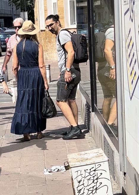 Verica Rakočević i Veljko šetaju ulicom